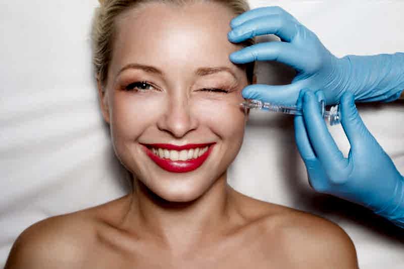 Улыбающаяся девушка на мезотерапии