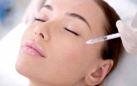 Спокойная девушка на мезотерапии